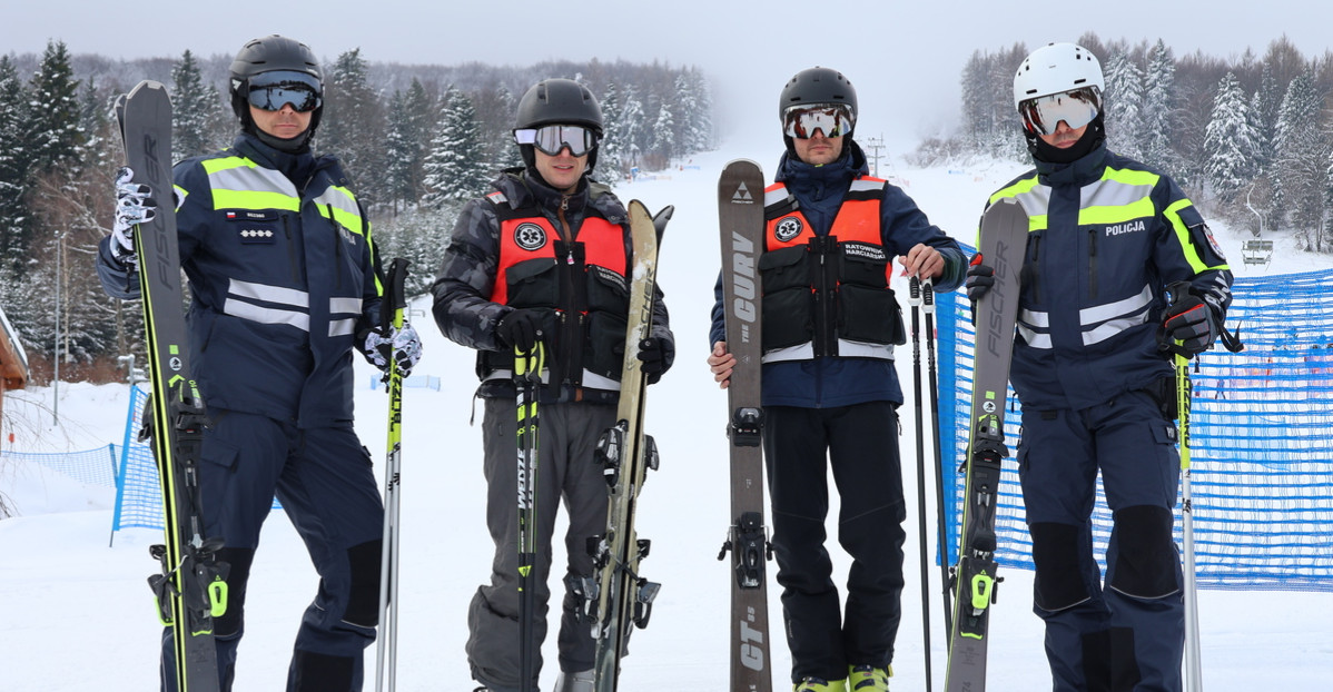 USTRZYKI DOLNE: Policjanci i ratownicy czuwają nad bezpieczeństwem [ZDJĘCIA]