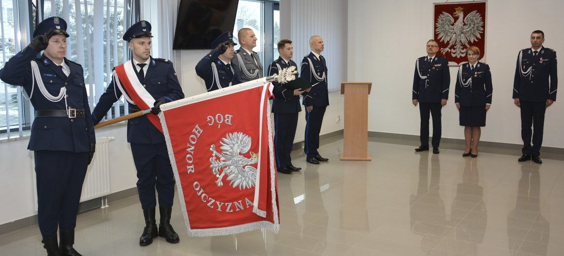 Inspektor Marek Mendoń pożegnał się ze sztandarem łańcuckiej komendy. Jego obowiązki przejął młodszy inspektor Wacław Sudoł