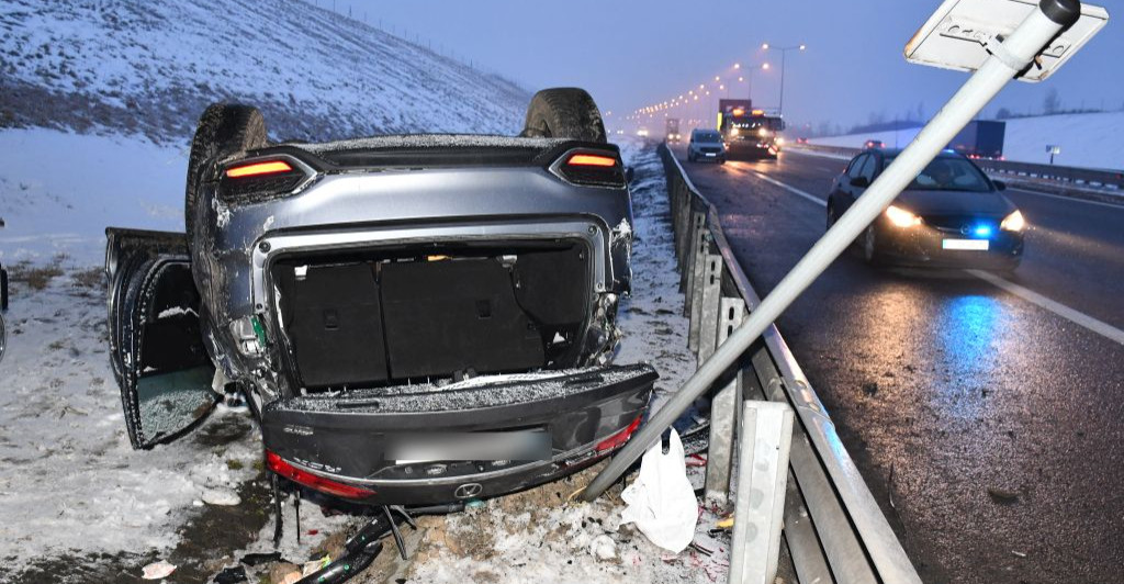 Groźne dachowanie na autostradzie A4 w Cieszacinie Wielkim. Dwie osoby trafiły do szpitala [ZDJĘCIA]