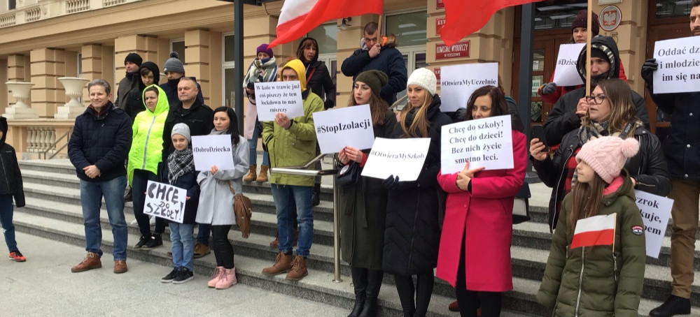 Protest rodziców i dzieci w Rzeszowie! Interweniowała Policja! (VIDEO)