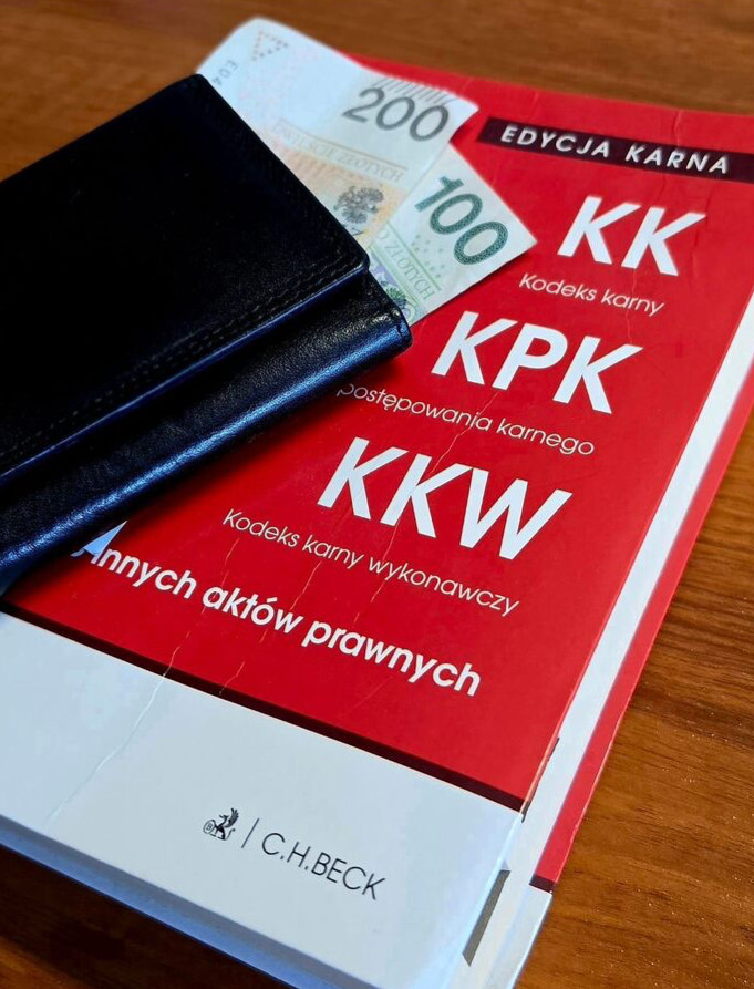 Znalazł portfel, wyrzucił dokumenty i ruszył do sklepów