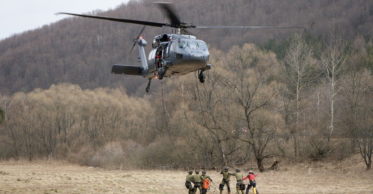 Black Hawk nad Bieszczadami. Policyjni kontrterroryści i GOPR trenowali ewakuacje z gór