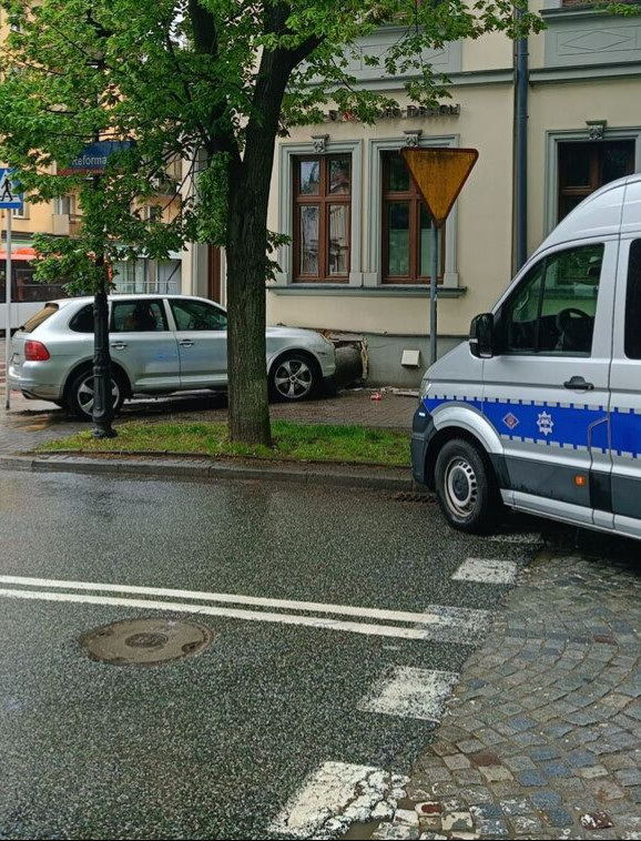 Kompletnie pijany kierowca Porsche z sądowym zakazem uderzył w ścianę kamienicy. Miał 3 promile