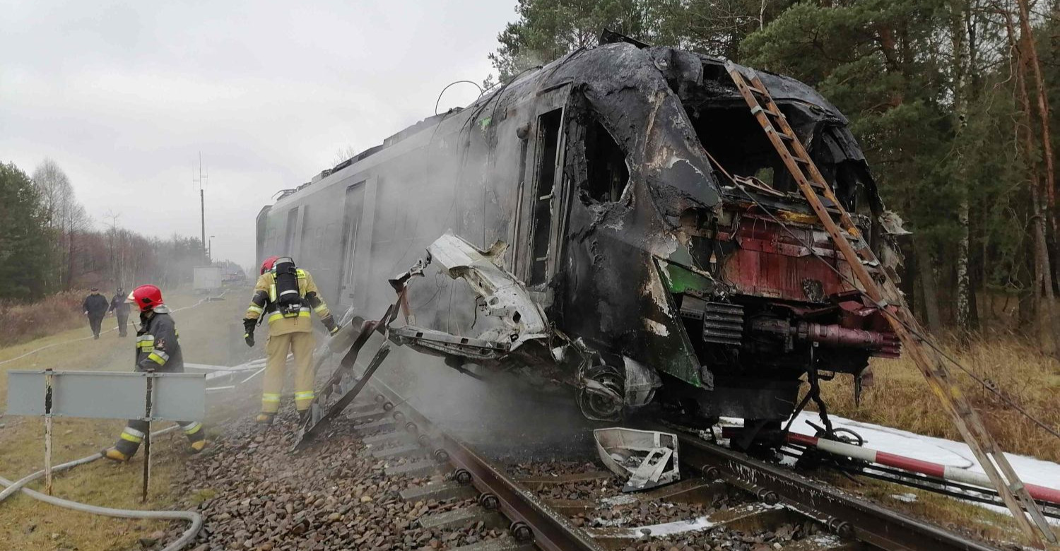 Nie żyje 17-latka ranna po zderzeniu pociągu z dostawczakiem (ZDJĘCIA)