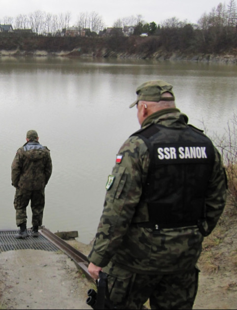 Straż Rybacka i ucieczka przez rzekę. Wędkarz porzucił sprzęt i wskoczył do Wisłoka [ZDJĘCIA]