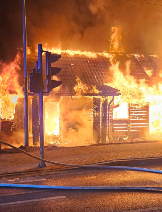 TYCZYN: Nocny pożar drewnianego budynku. Akcja gaśnicza trwała kilka godzin [ZDJĘCIA]