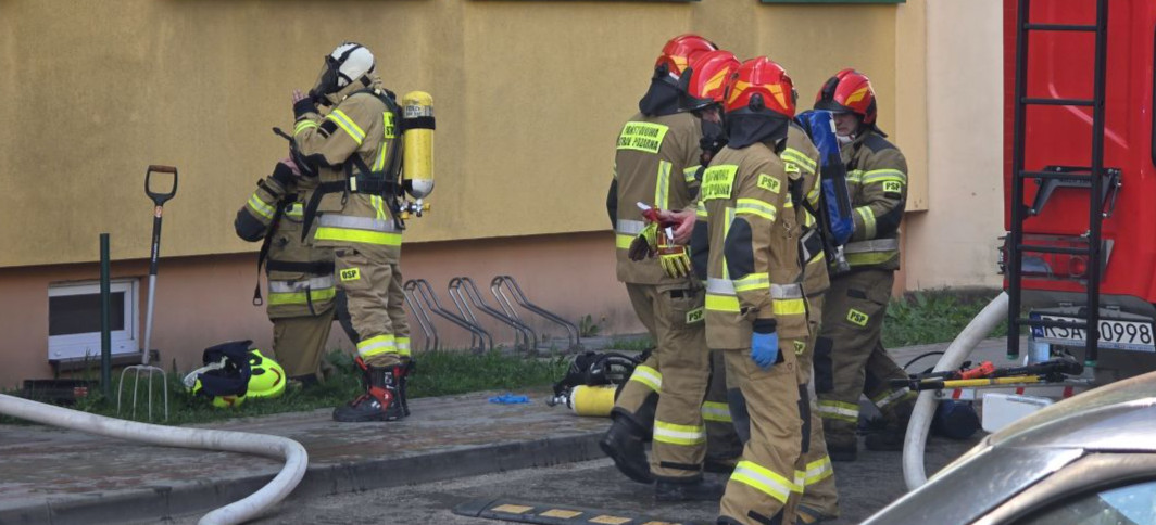 SANOK: Pożar piwnicy bloku przy ul. Cegielnianej. Ewakuowano mieszkańców! [VIDEO, ZDJĘCIA]