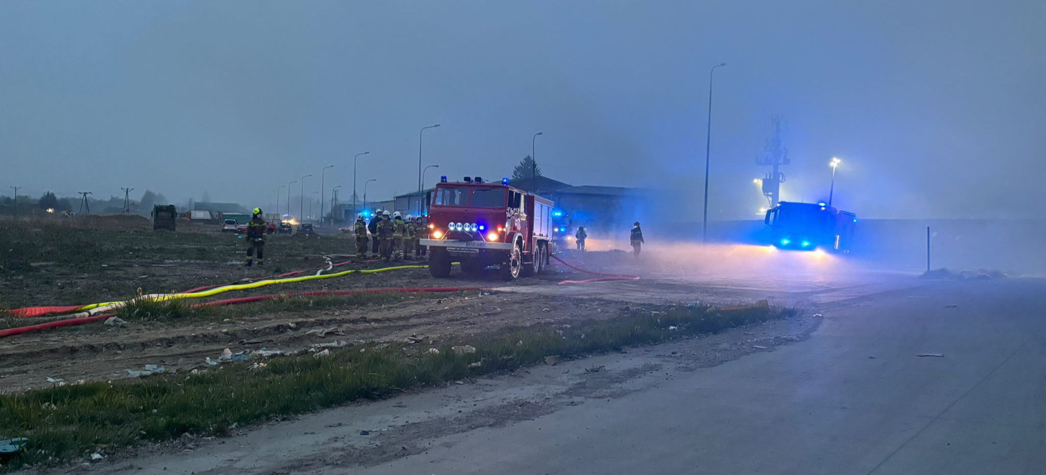 Pożar sortowni odpadów w Strzyżowie ugaszony. Strażacy apelują o zachowanie ostrożności! [ZDJĘCIA]