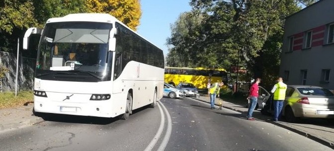 Autobusem uderzył w osobówkę. Dwoje dzieci w szpitalu