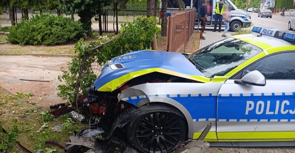 Rozbity Ford Mustang drogówki. Słynny radiowóz z konfiskaty skończył w płocie [ZDJĘCIA]