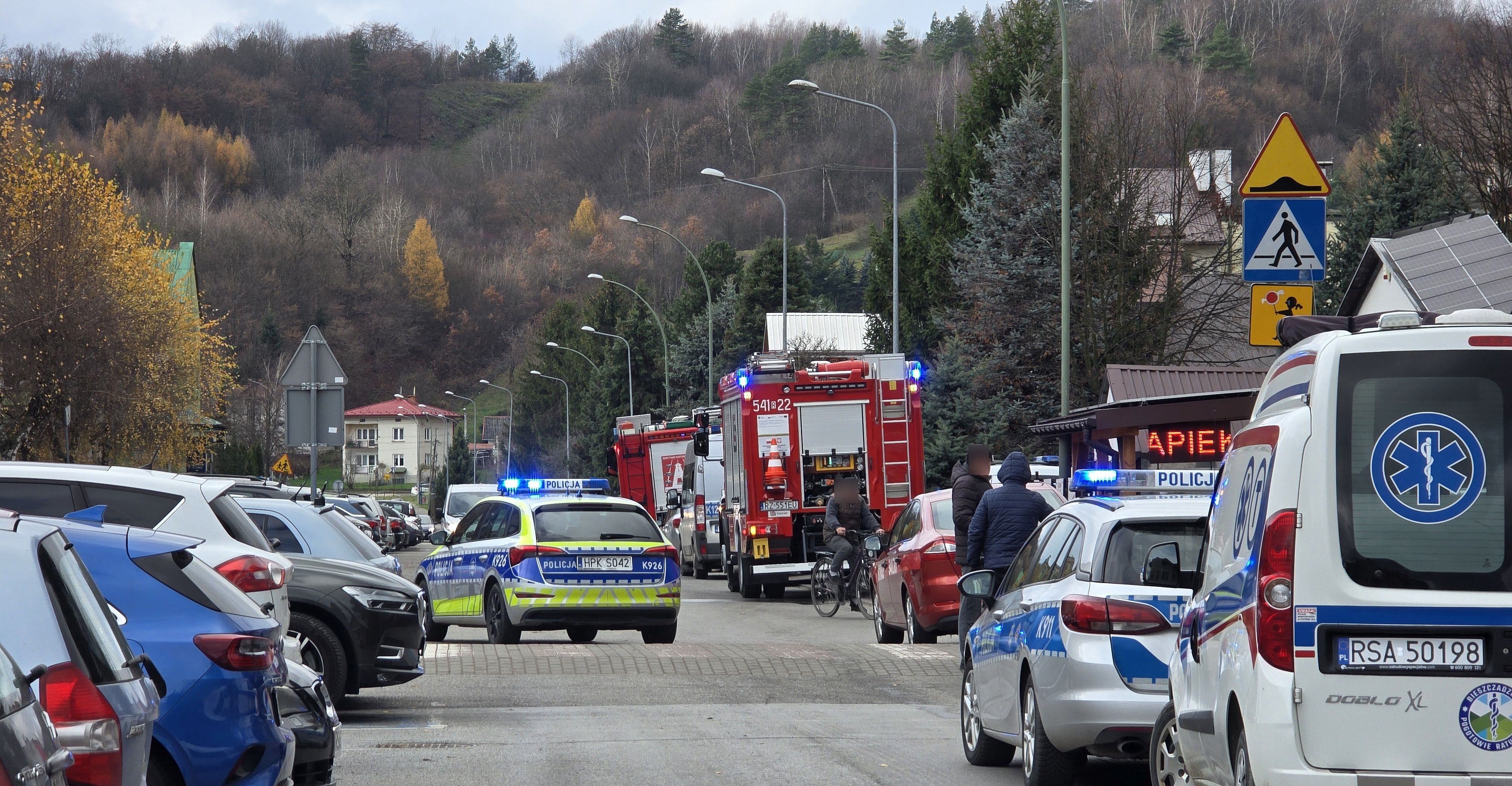 SANOK. Atak mężczyzny na funkcjonariuszy, policjanci użyli broni. Nie żyją dwie osoby [VIDEO, ZDJĘCIA]