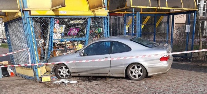 PODKARPACIE: Mercedesem uderzył w kiosk. Nie żyje mężczyzna (FOTO)