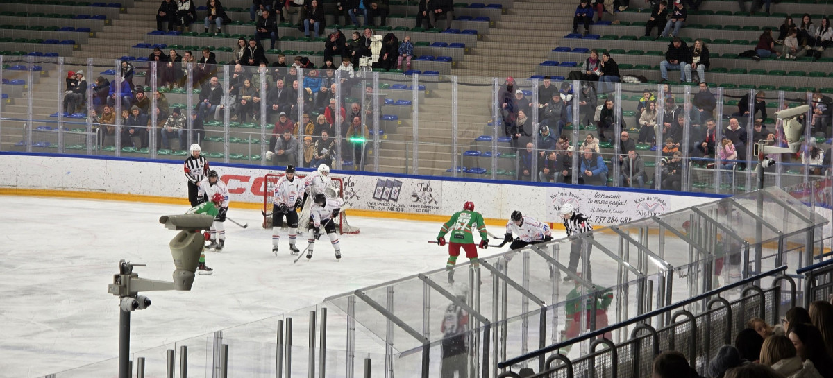 STS przegrywa z Zagłębiem. Pluszaki wylądowały na lodzie po… bramce gości [VIDEO]