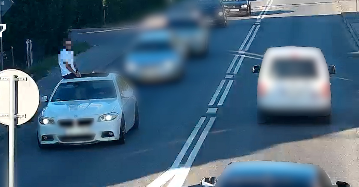 JASŁO: Pasażer podróżował na dachu BMW! Kierowca stracił prawo jazdy [VIDEO]