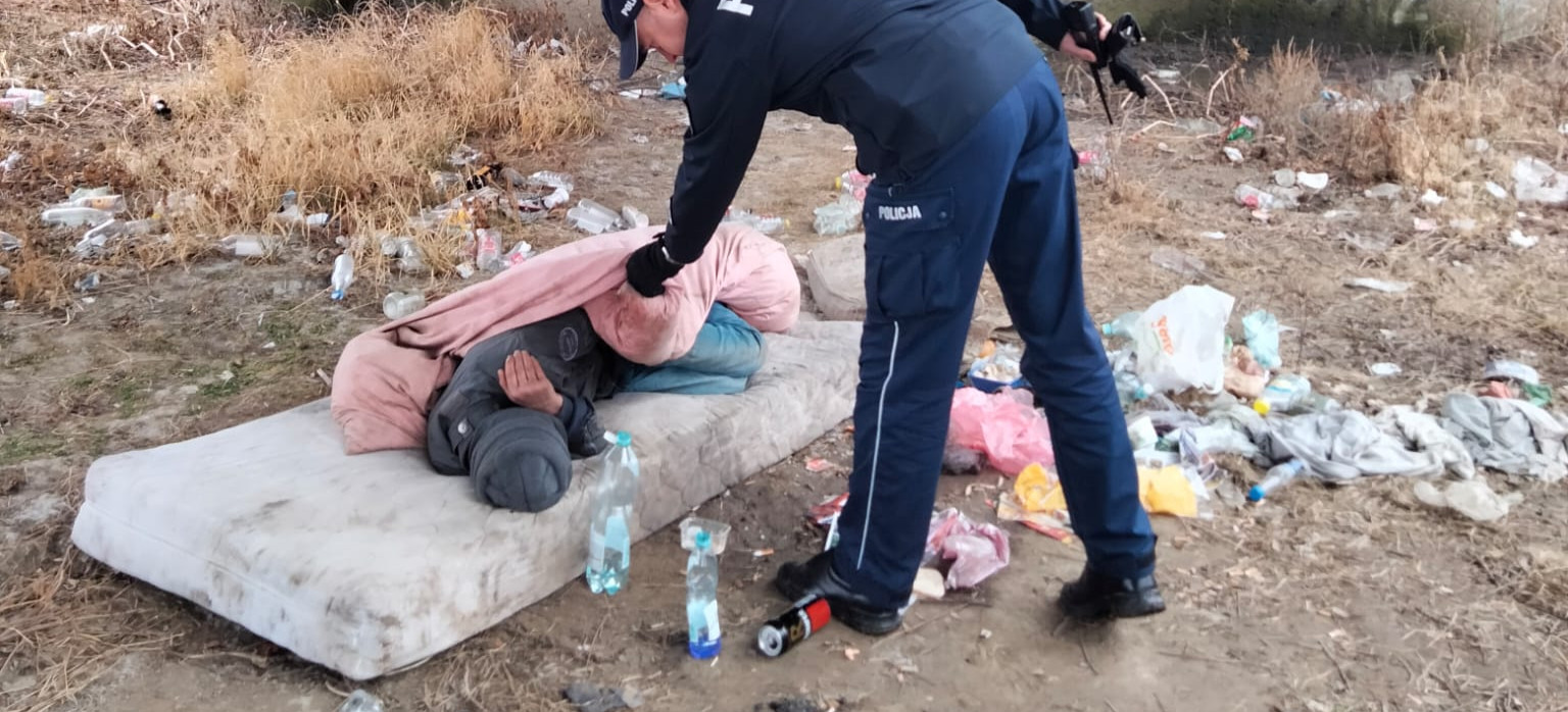 Skrajnie wychłodzony mężczyzna pod mostem. Uratowali go dzielnicowi