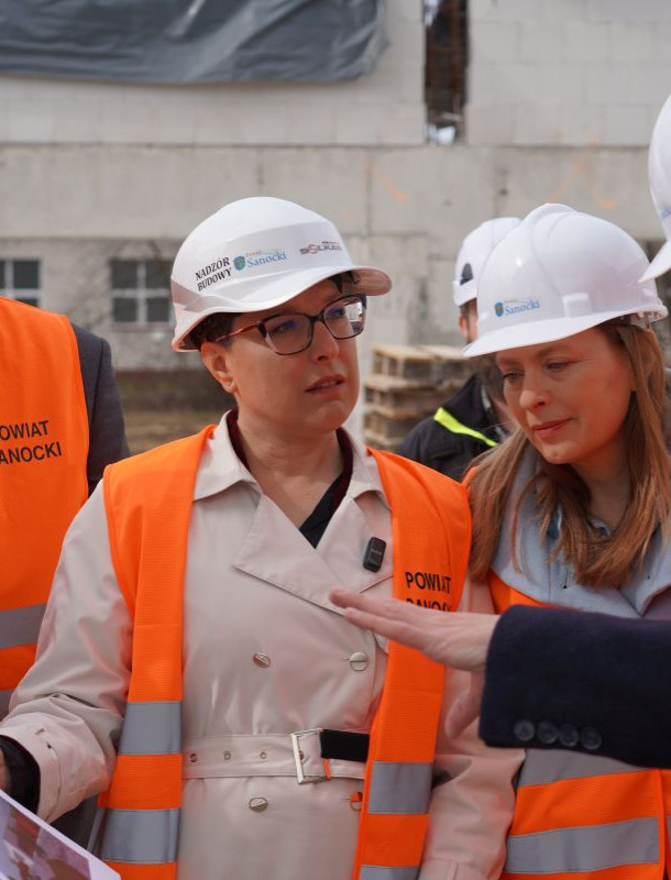 SANOK: Minister Katarzyna Pełczyńska-Nałęcz na placu budowy SOSW. Inwestycja za 52 mln zł rośnie w oczach [VIDEO, ZDJĘCIA]