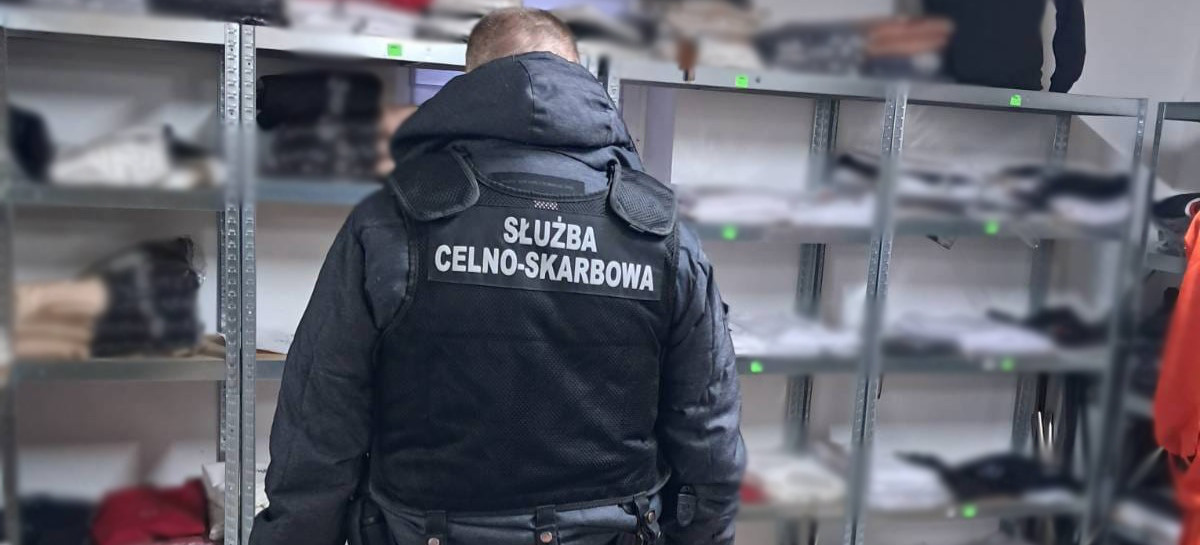 Sprzedaż podróbek „na żywo” w internecie. Służby przejęły towar wart ponad 5,3 mln zł [VIDEO, ZDJĘCIA]