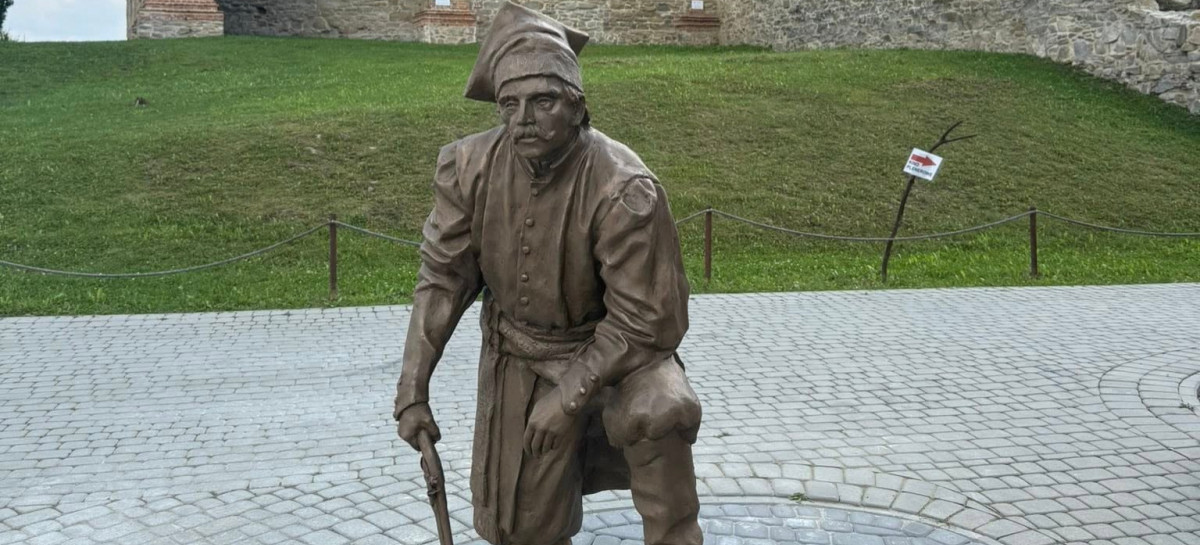 „Ostatni Obrońca” powrócił do Zagórza. Nowa rzeźba przy ruinach Klasztoru Karmelitów Bosych