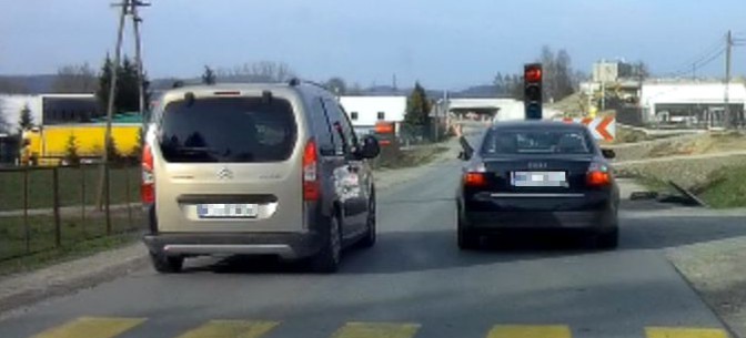 SANOK: Zdenerwowani kierowcy jeżdżą „na czerwonym” (VIDEO)