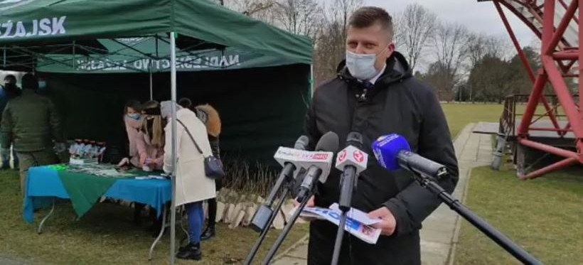 Marcin WARCHOŁ rozdawał sadzonki rzeszowianom. Strażnicy drzew wywiesili transparent (VIDEO)