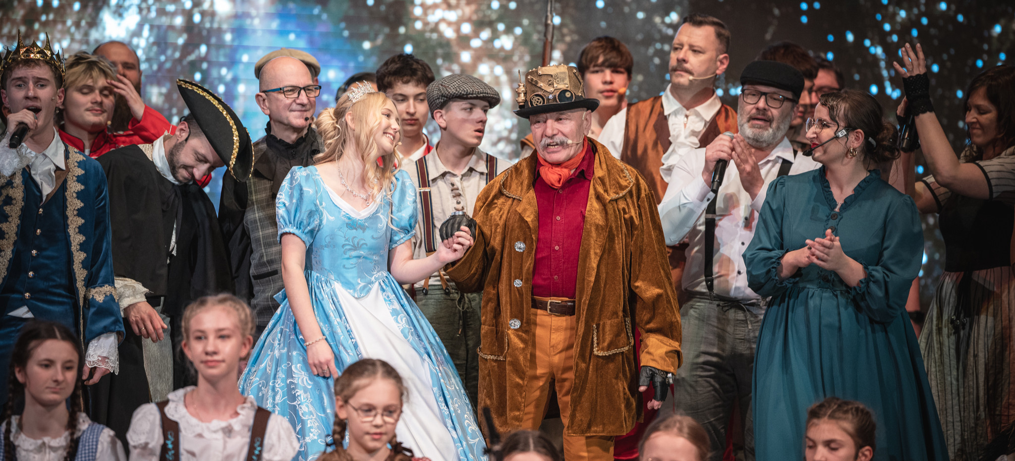 Tłumy w Sanockim Domu Kultury. Ogromny sukces musicalu Piękna i Bestia [VIDEO, ZDJĘCIA]