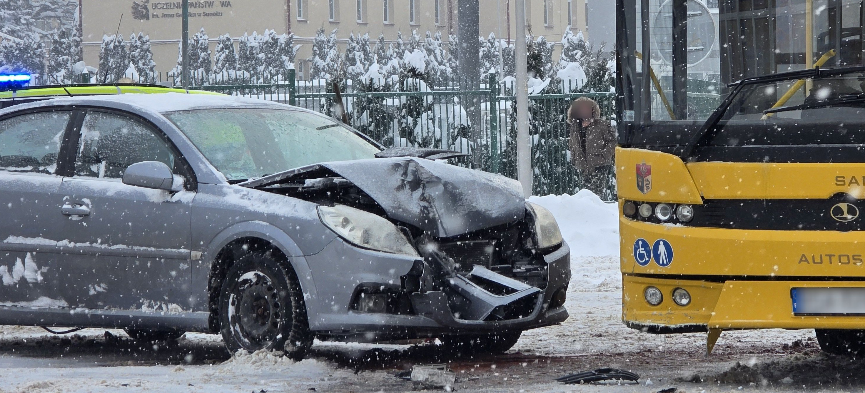 SANOK: Zderzenie autobusu miejskiego z osobówką. Jedna osoba ranna [VIDEO, ZDJĘCIA]