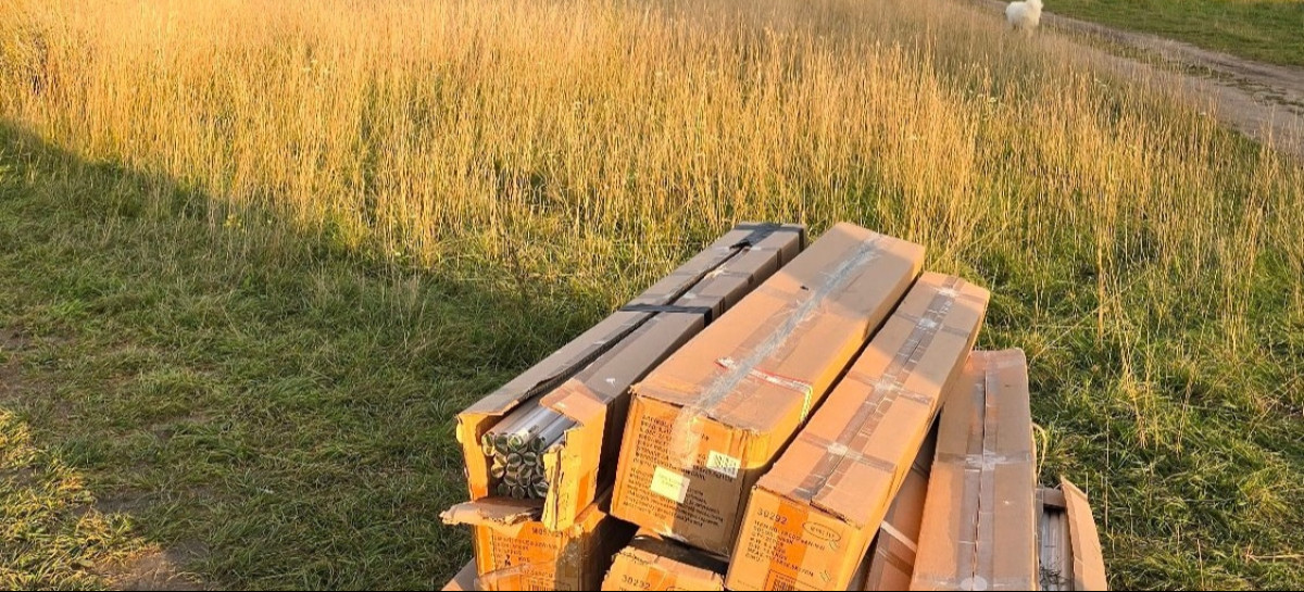 Nielegalne odpady na „lotnisku” w Sanoku? Ktoś porzucił świetlówki tuż nad Sanem (ZDJĘCIA)