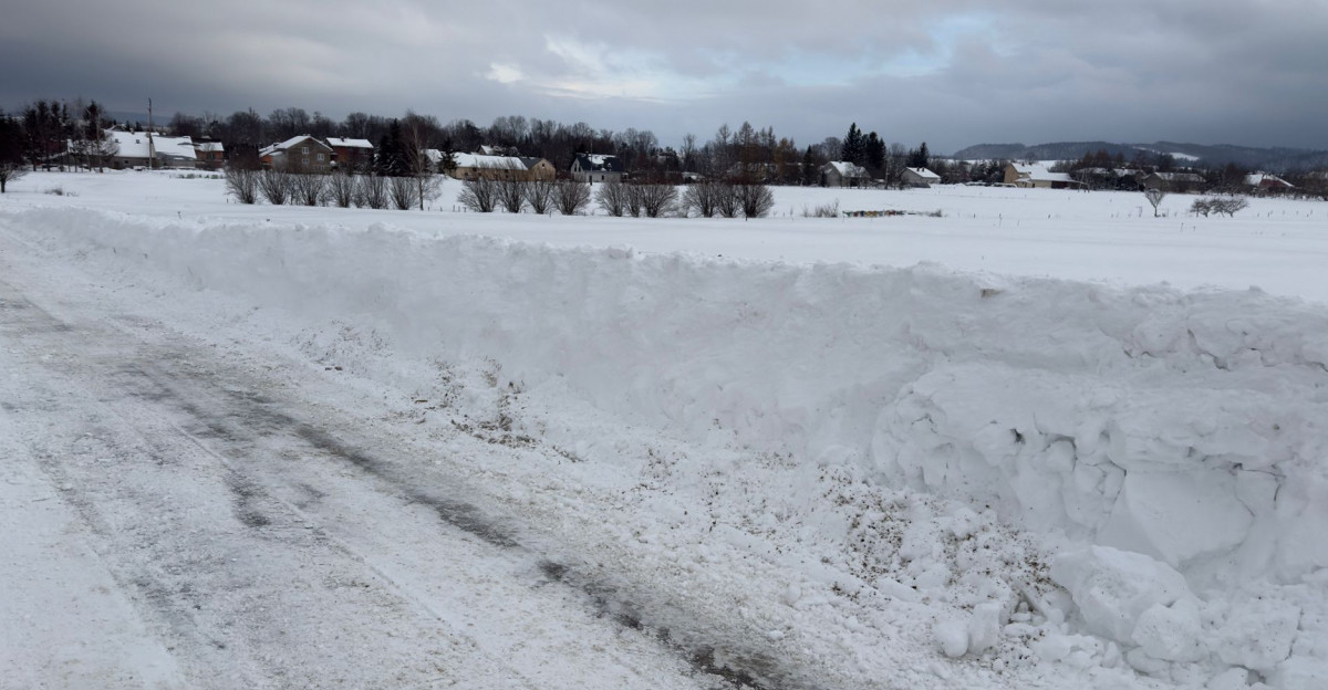 Zamiecie i zaspy paraliżują drogi w powiecie sanockim. Trudne warunki na Podkarpaciu [VIDEO, ZDJĘCIA]