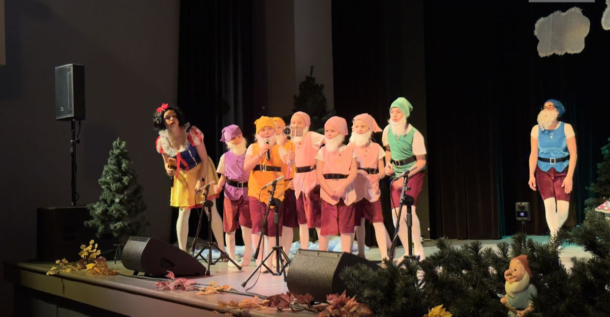 SANOK: Niezwykły spektakl w wykonaniu SP8. „Ojcowie na ratunek, czyli Jezioro Łabędzie w męskim wydaniu” [VIDEO, ZDJĘCIA]