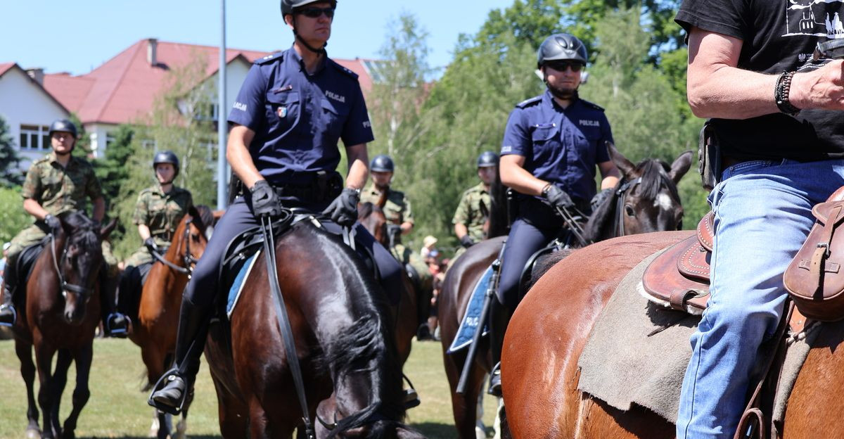Powojenne Targi Końskie w Lutowiskach – Policja zapewniła bezpieczeństwo podczas wydarzenia o wyjątkowej tradycji