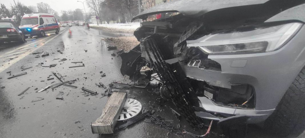 SANOK: Zderzenie samochodów na Dmowskiego. Są ranni (ZDJĘCIA)