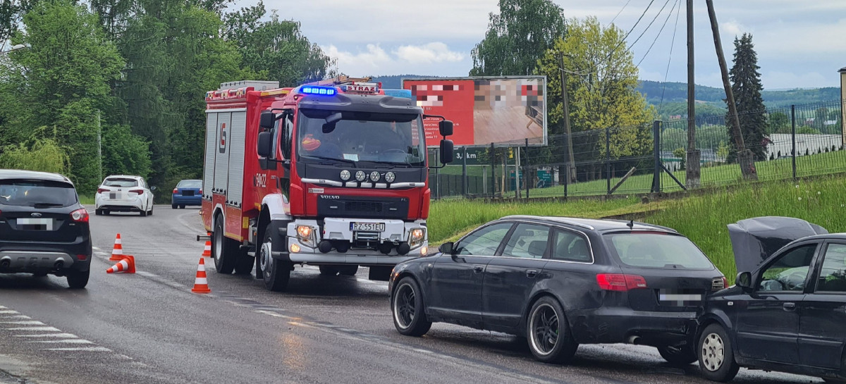 Zderzenie trzech samochodów w Zabłotcach. Jedna osoba trafiła do szpitala (ZDJĘCIA)