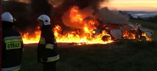 Pożar samochodu! Zatrzaśniętego kierowcę w ostatniej chwili wyciągnięto z pojazdu (FOTO)