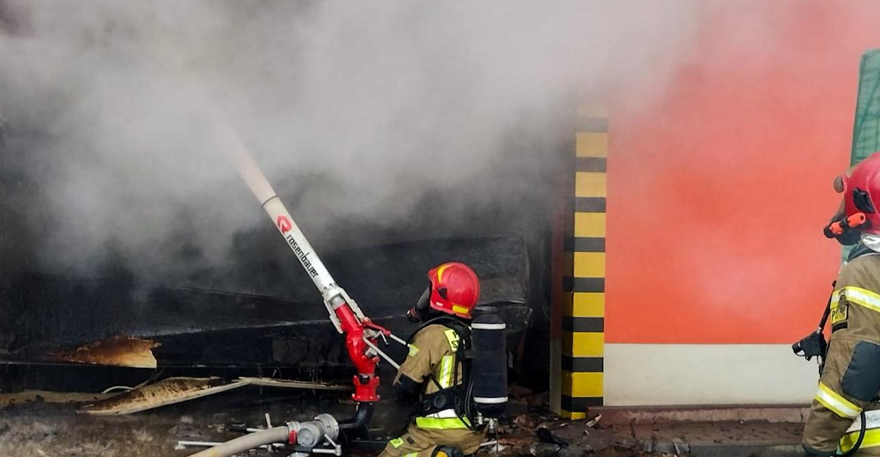 KROSNO. 200 strażaków gasi pożar magazynu! Nowe informacje (ZDJĘCIA)