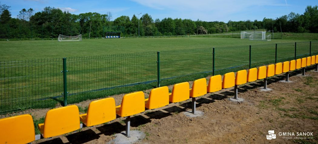 Nowa jakość dla piłkarzy i kibiców! Kolejna inwestycja sportowa w Gminie Sanok zakończona [ZDJĘCIA]