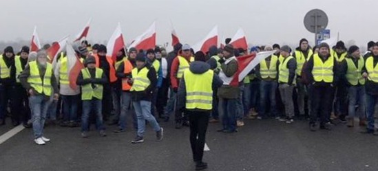 Rolnicy z całej Polski blokują autostradę A2 (FILMY)