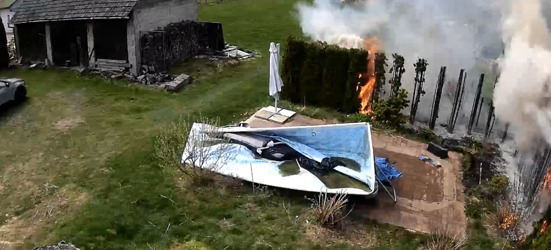 RZESZÓW: Z palnikiem na sąsiada. 57-latek celowo podpalił ozdobne tuje [VIDEO]