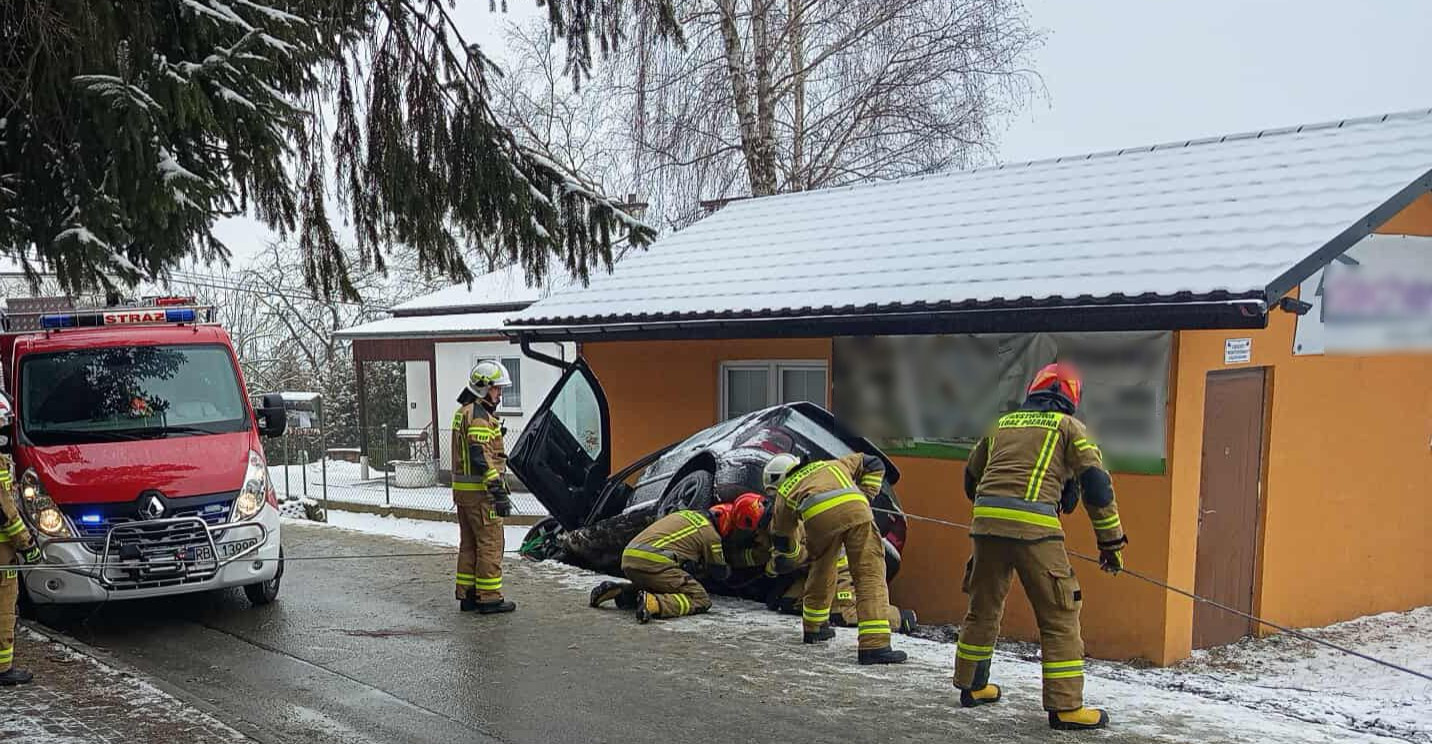 Blisko tragedii w Jabłonicy Polskiej! Wjechał samochodem w budynek [ZDJĘCIA]