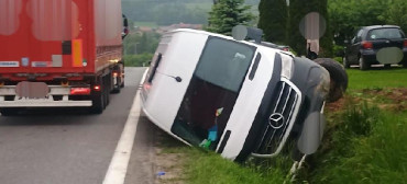 Wypadek busa w Jasienicy Rosielnej – jedna osoba trafiła do szpitala (FOTO)