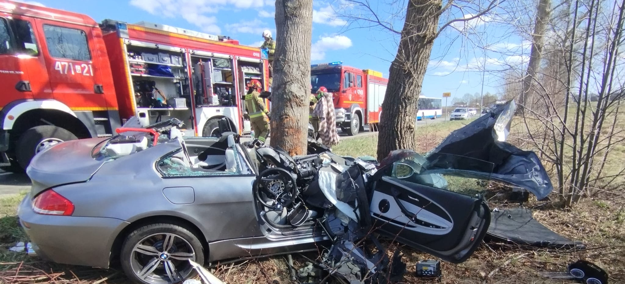 POLSKA112 Stracił panowanie nad autem i uderzył w drzewo. 39-latek w stanie bardzo ciężkim FOTO