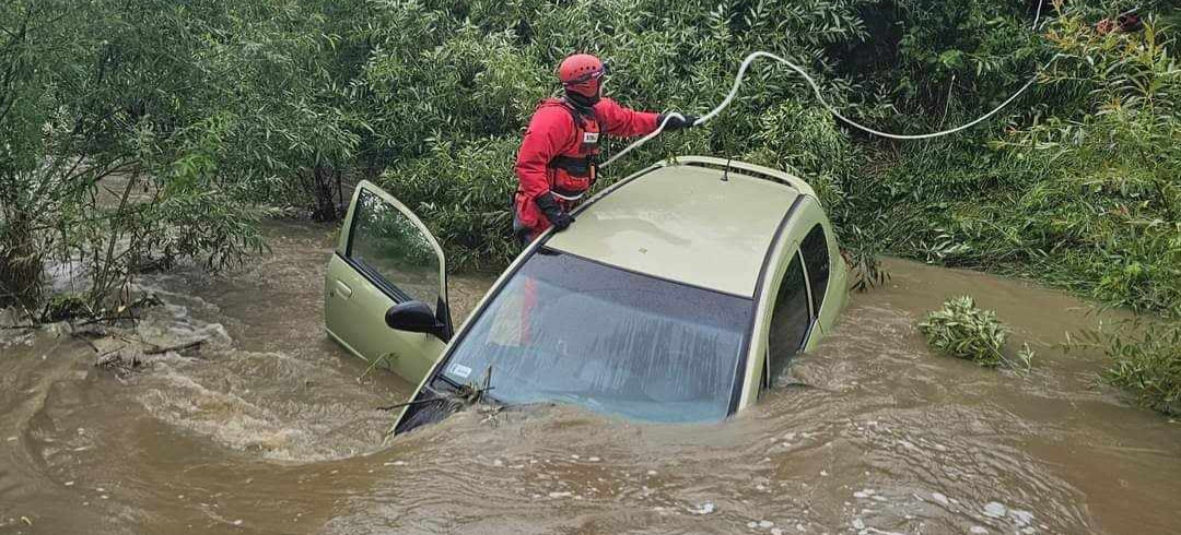 Tragiczny wypadek w Hoszowie. Nurt rzeki porwał samochód (ZDJĘCIA)