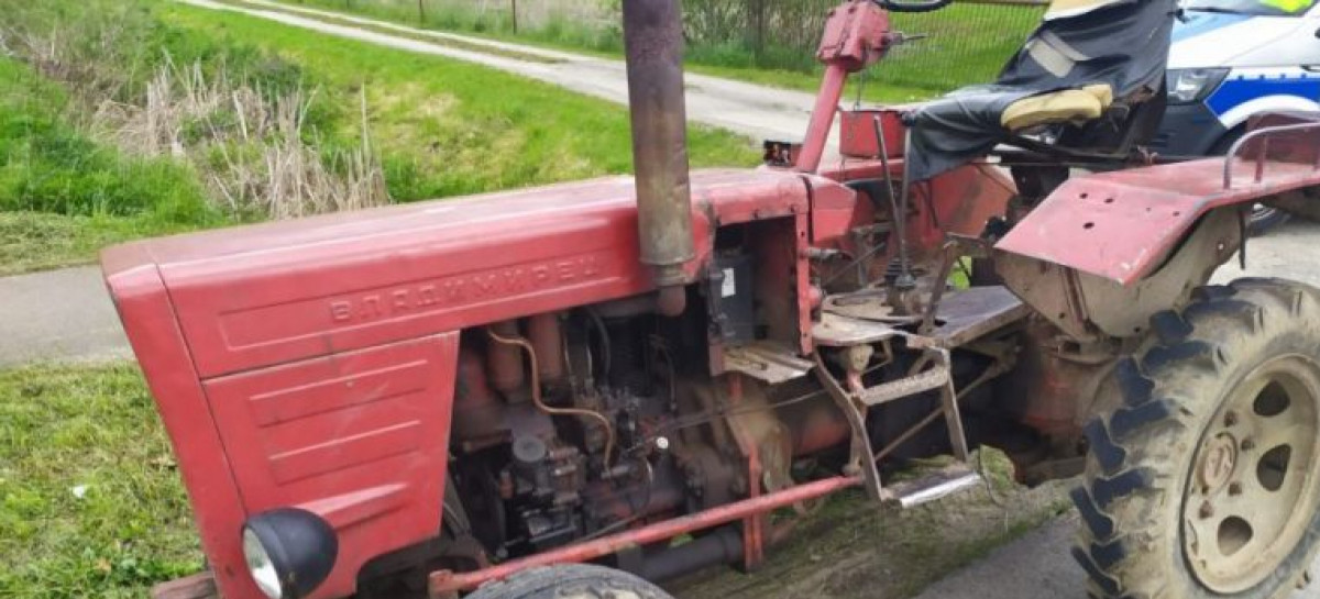 PIELNIA: Jechał pijany traktorem i gubił metalowe części