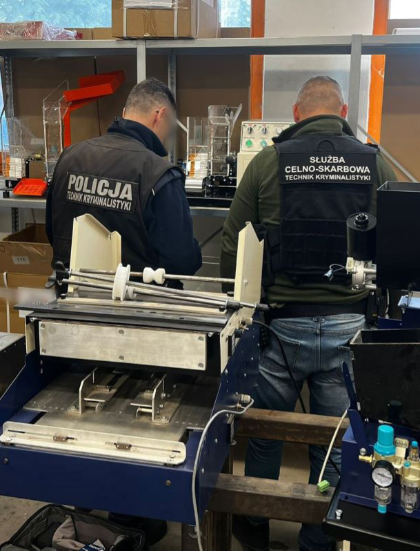 Podkarpacka KAS i CBŚP rozbiły grupę przestępczą produkującą nielegalne wyroby tytoniowe