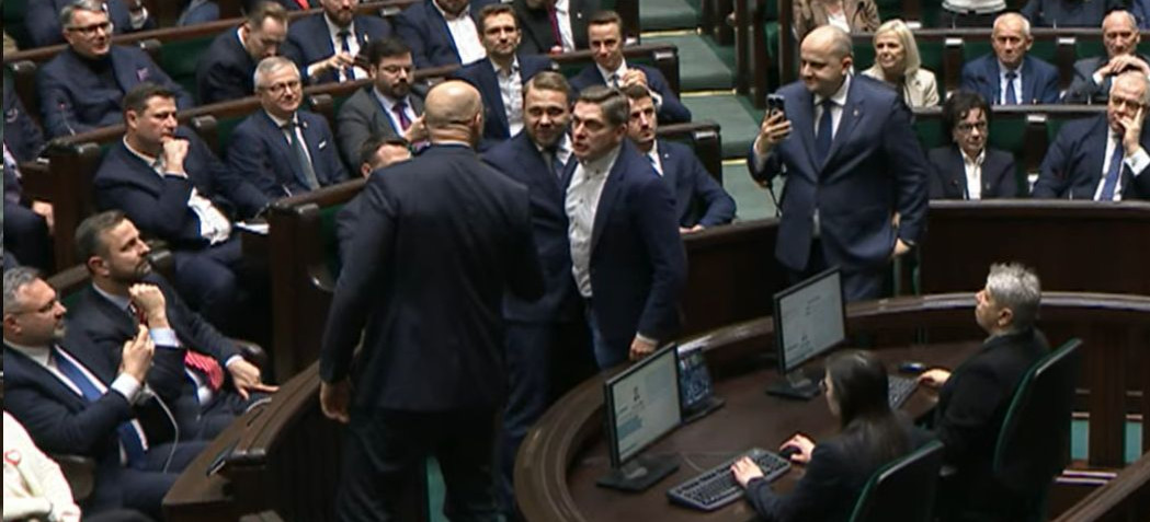 W Sejmie doszło wręcz do rękoczynów! (VIDEO)