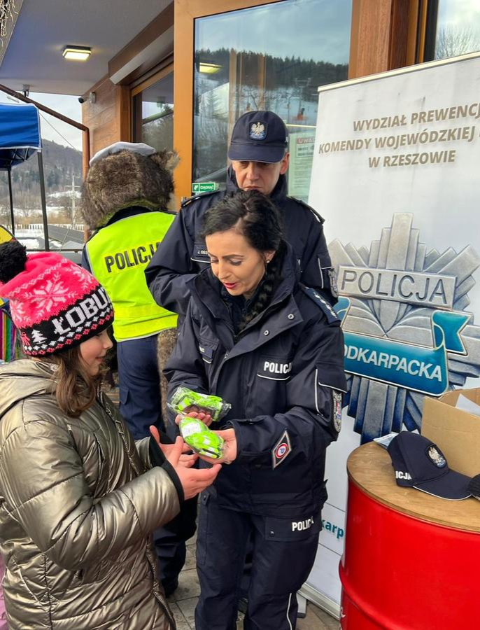 WAŃKOWA: Policjanci promowali bezpieczeństwo na stoku [ZDJĘCIA]