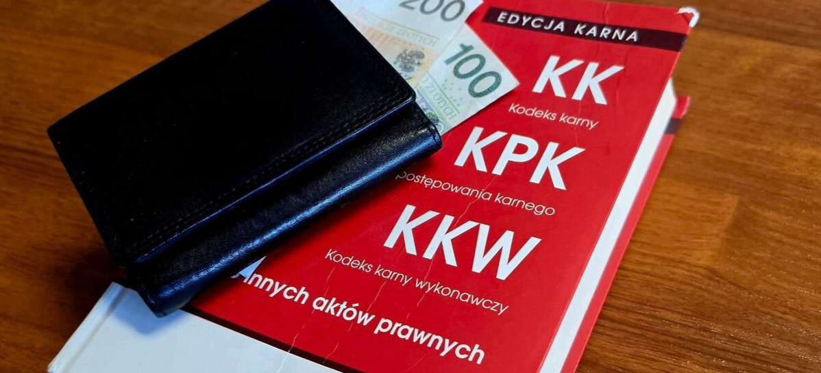 Znalazł portfel, wyrzucił dokumenty i ruszył do sklepów