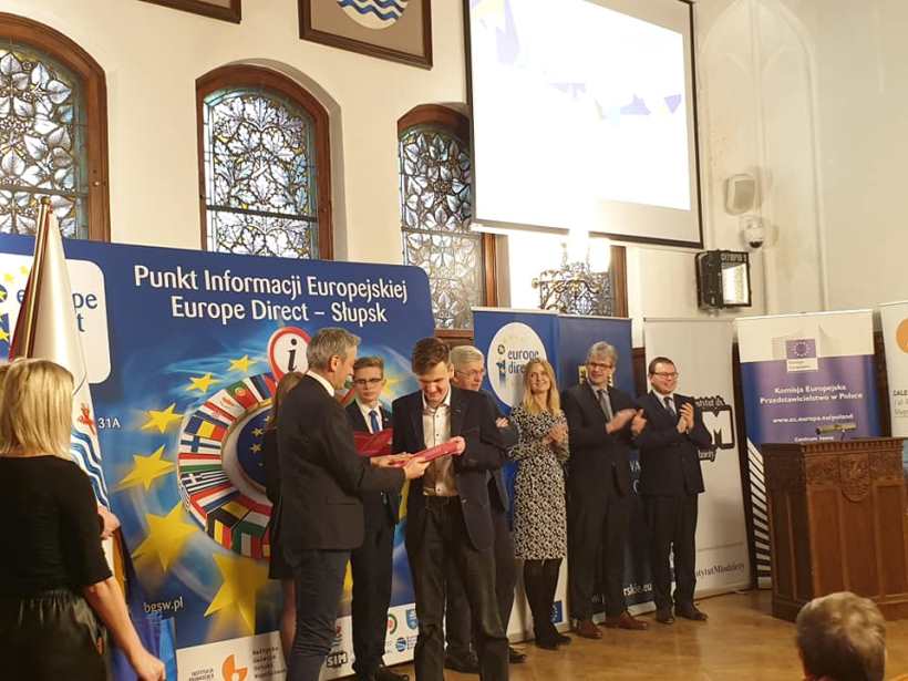 Wręczenie nagrody Janowi Sobusowi z II LO Łańcut przez Europosła Roberta Biedronia